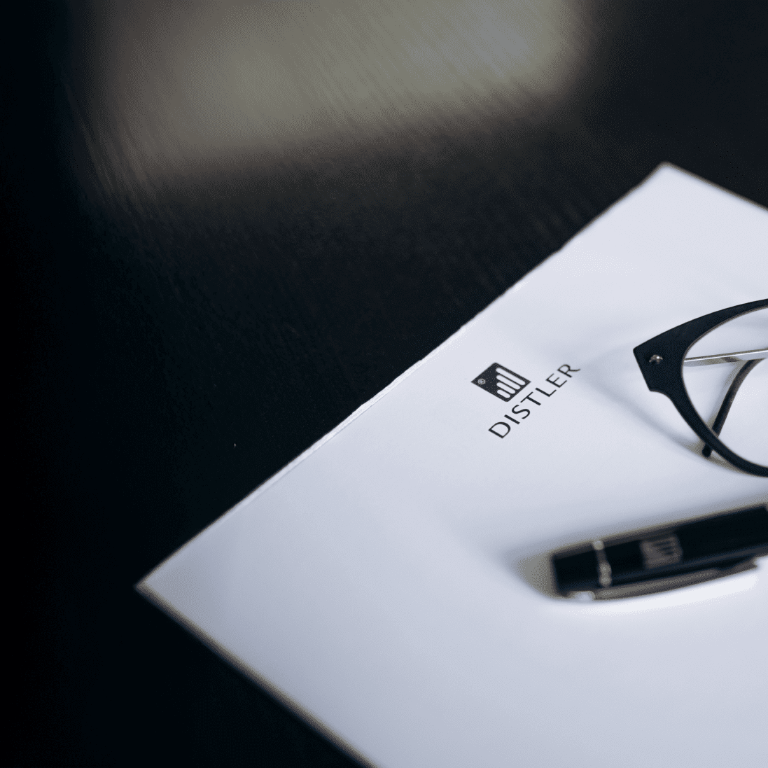 Ein Blatt Papier mit einer schwarzen Brille